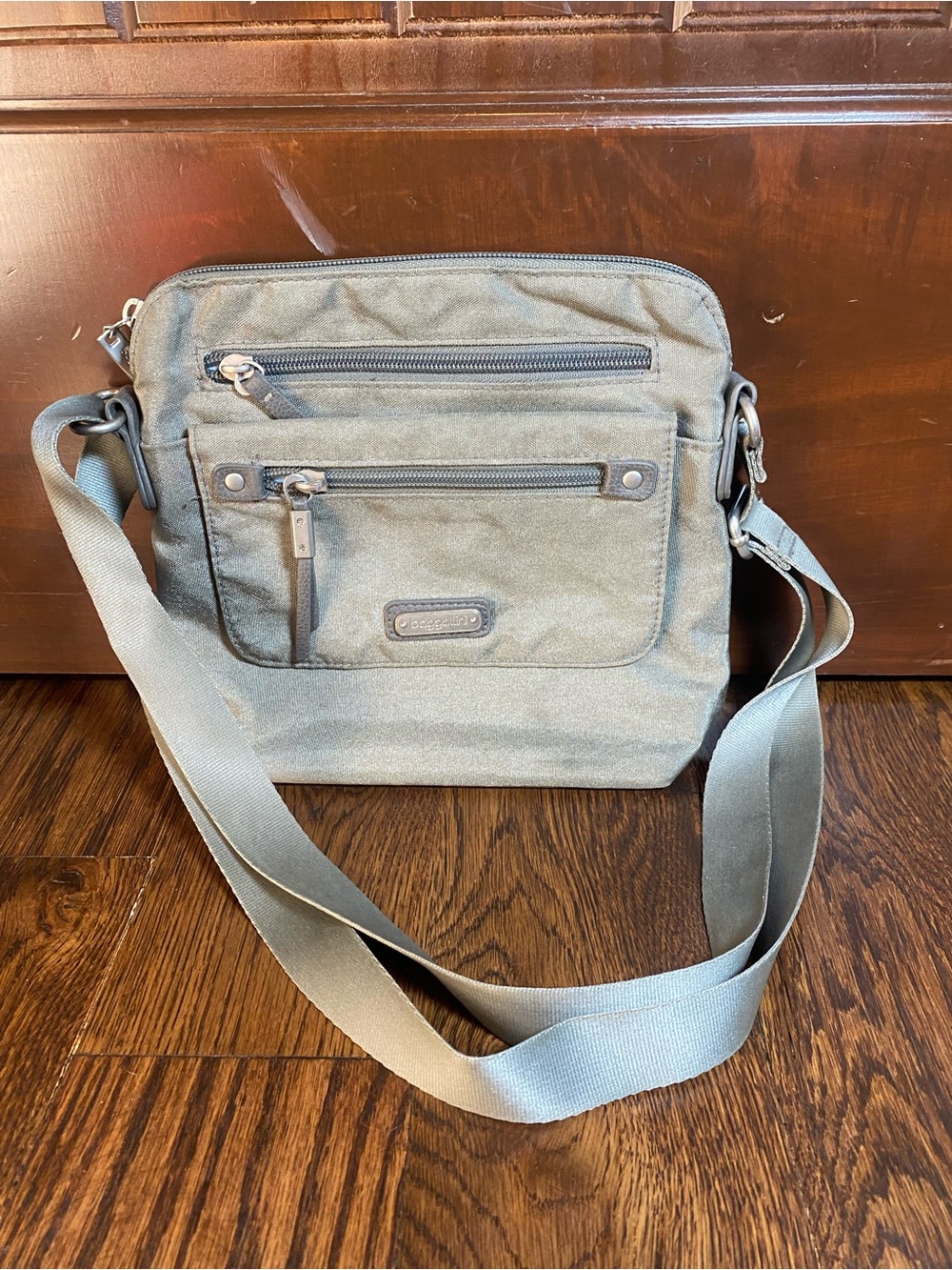 Baggalini Gray Small Let’s Escape Crossbody Travel Bag Purse Adjustable Strap